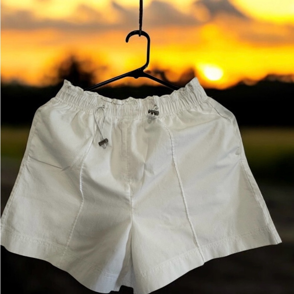 LUÑA  Shorts Size Medium Petites Women Ivory Elastic Waist